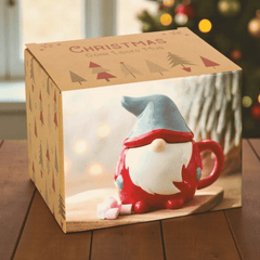 Wichtel Tasse mit Deckel – Weihnachtliche Keramiktasse in Rot & Grau