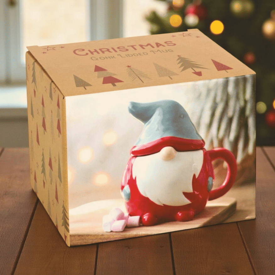 Wichtel Tasse mit Deckel – Weihnachtliche Keramiktasse in Rot & Grau