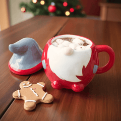 Wichtel Tasse mit Deckel – Weihnachtliche Keramiktasse in Rot & Grau