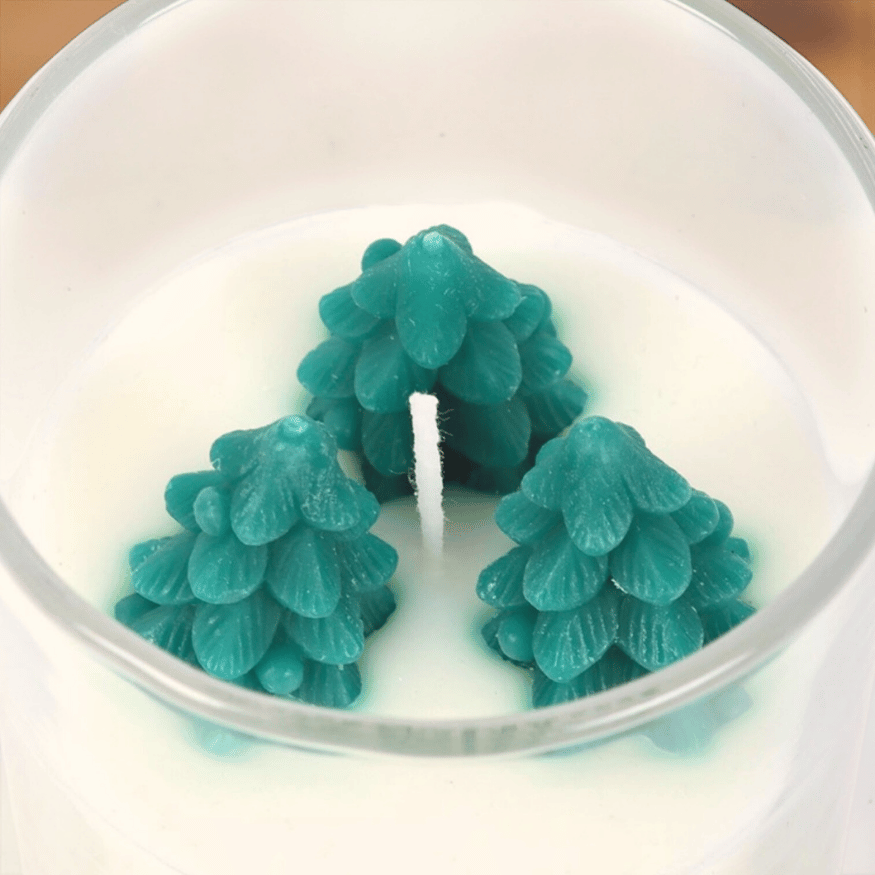 Winter Wunderland Kerze mit kleinen Tannenbäumen – filigranes Design