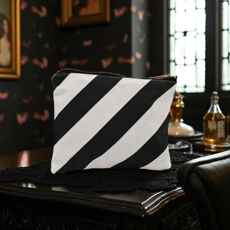 Witchy Kosmetiktasche Schwarz-Weiß Streifen (2 Varianten)