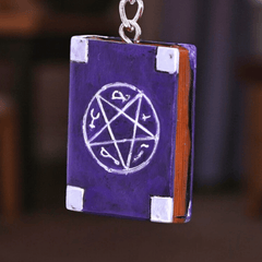 Zauberbuch Schlüsselanhänger – Witches Grimoire Keyring