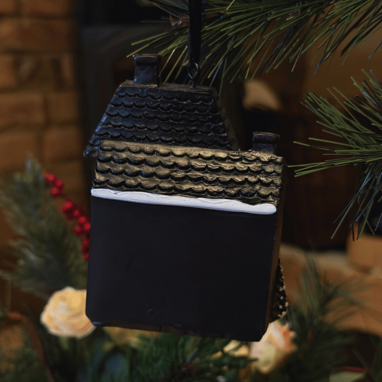 Festliches Spukhaus Ornament – Spooky Weihnachtsdekoration