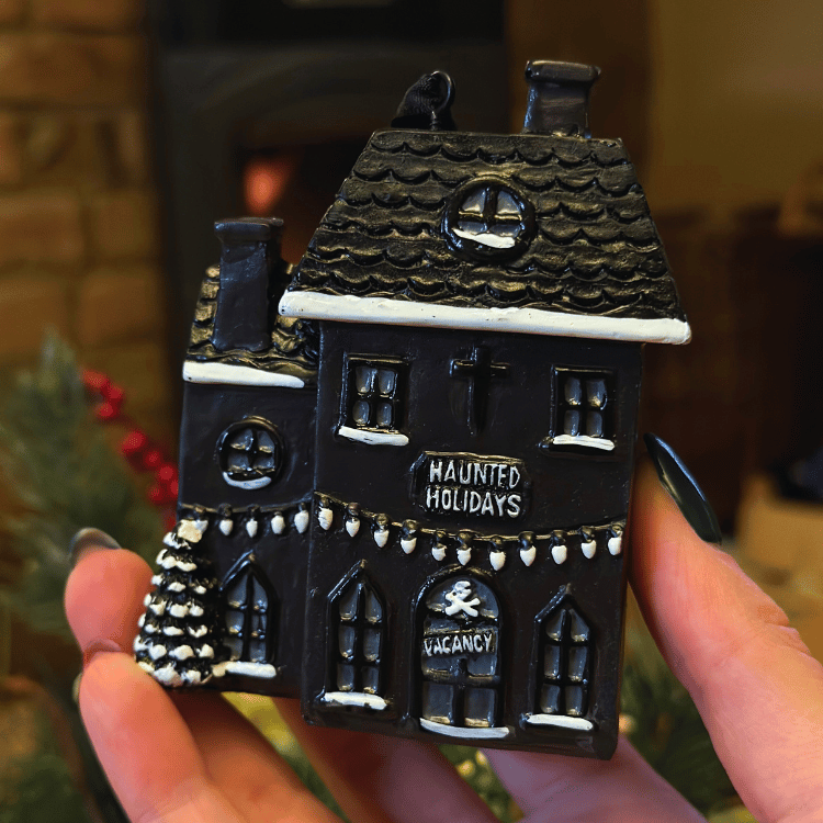 Festliches Spukhaus Ornament – Spooky Weihnachtsdekoration