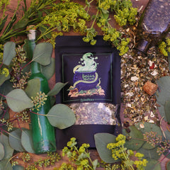 Basilisken Mixtur mit Zutaten, verstreutem Tee und magischen Elementen - Hexenküche