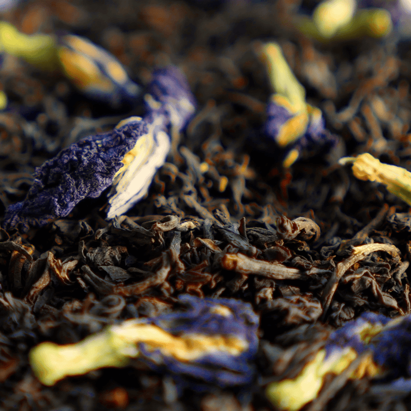 lose Tee Zutaten, schwarzer Tee und blaue Blüten
