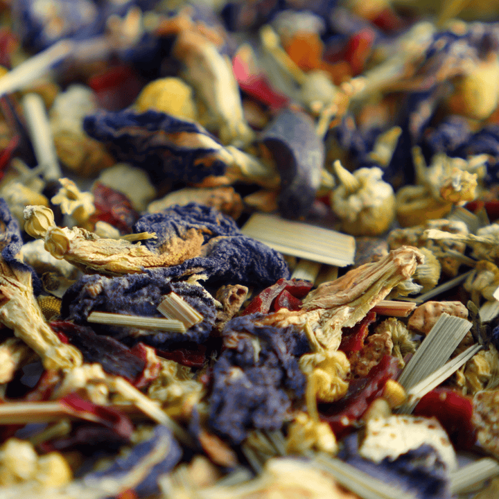 lose Tee Zutaten, Kamille, Hagebuttenschalen, Zitrusschalen und blaue Blüten
