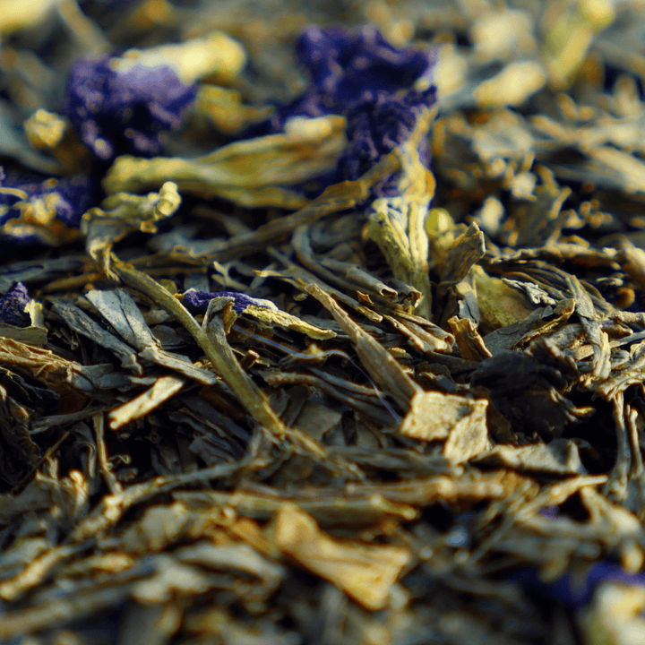 lose Tee Zutaten, japanischer Grüner Tee und blaue Blüten