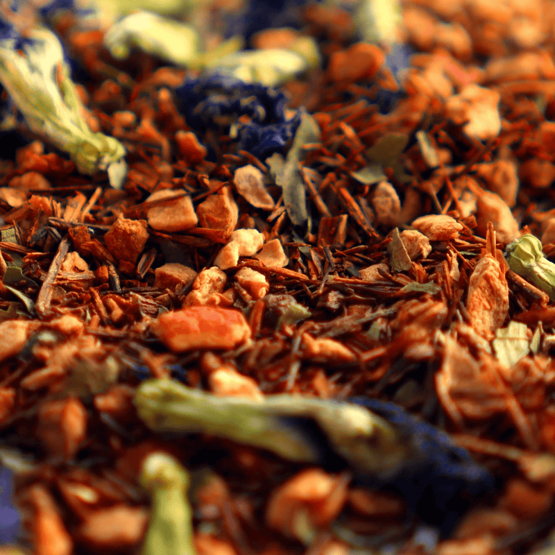 lose Tee Zutaten, Rooibus, Pfirsichstückchen und blaue Blüten