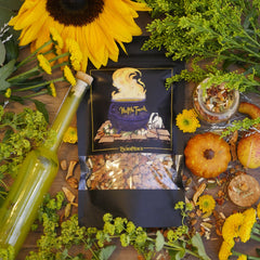 Huffle Trunk mit Zutaten, verstreutem Tee und magischen Elementen - Hexenküche