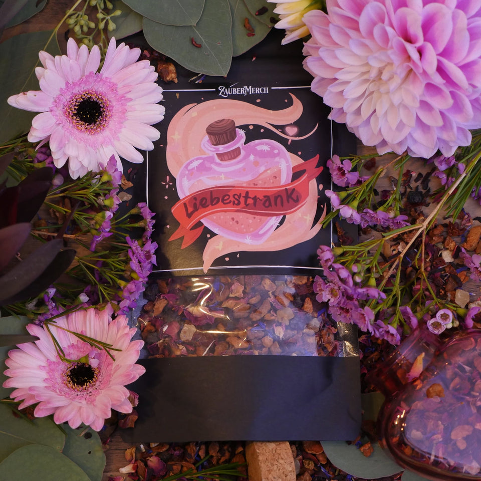 Liebestrank mit verstreuten Zutatenund magischen Elementen - Hexenküche