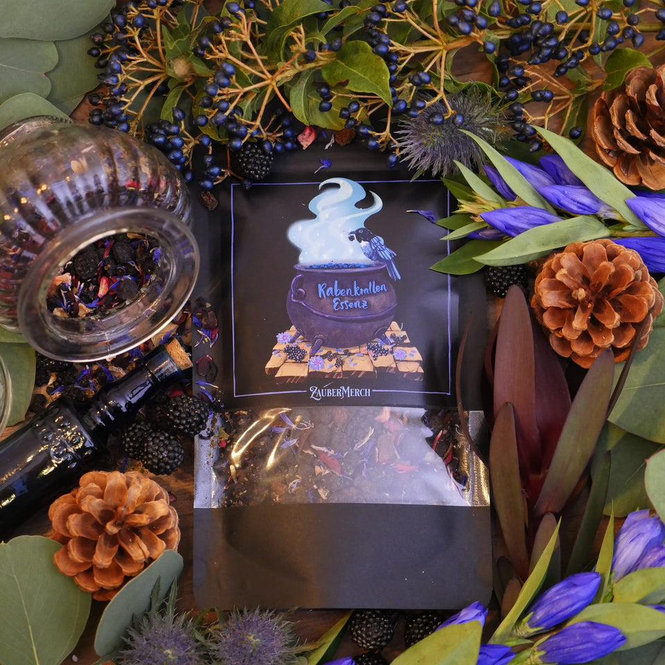Rabenkrallen Essenz mit Zutaten, verstreutem Tee und magischen Elementen - Hexenküche