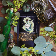 Vielsaft mit Zutaten, verstreutem Tee und magischen Elementen - Hexenküche