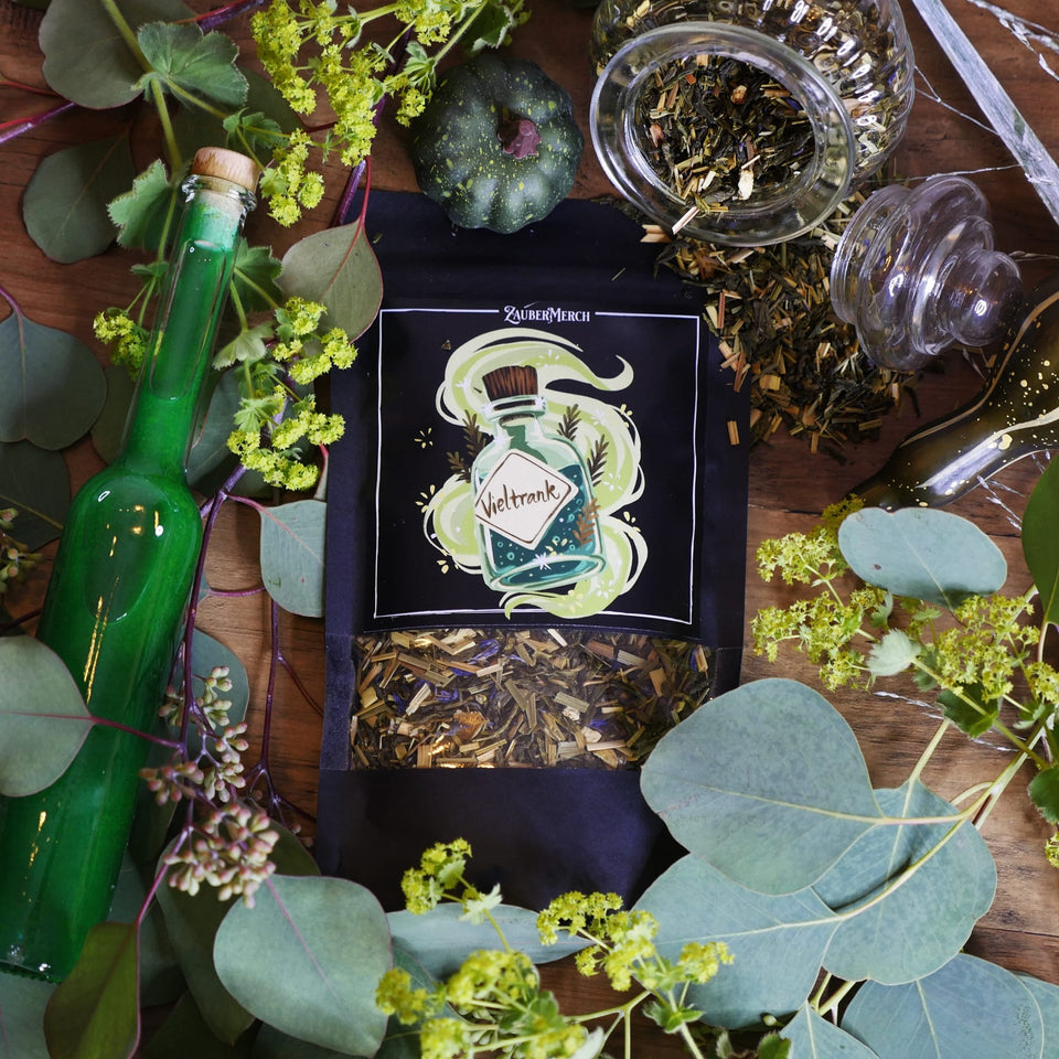 Vielsaft mit Zutaten, verstreutem Tee und magischen Elementen - Hexenküche