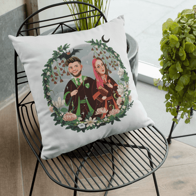 Zauber Kissen mit Harry Potter inspiriertem Portrait Druck dark paradise, kuschlige Dekoration mit Zauberschülern, auf einem Gartenstuhl und grünen Pflanzen